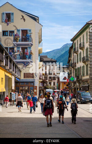 Les gens qui marchent dans les rues de Chamonix, Alpes en été Banque D'Images