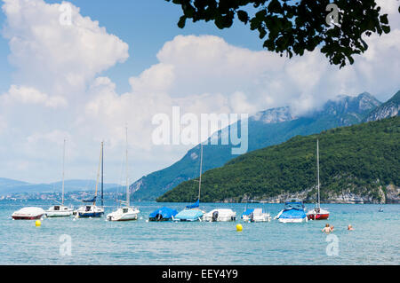 Les nageurs et les bateaux sur le lac d'Annecy, France, l'Europe à l'été Banque D'Images