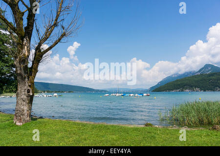 Vue du magnifique lac d'Annecy, Haute-Savoie, France, Europe Banque D'Images