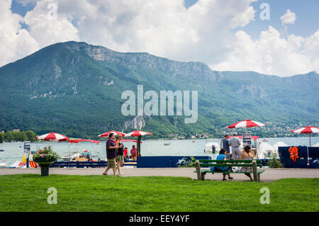 Les gens qui marchent le long de la rive du lac d'Annecy, France, l'Europe en été Banque D'Images