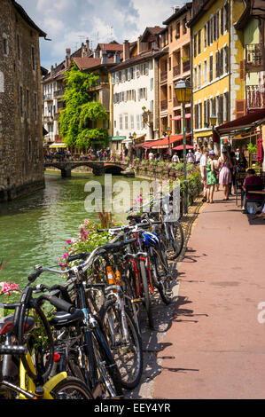 La rivière la ligne des vélos à Annecy, France vieille ville Banque D'Images