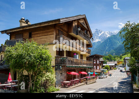 Hôtel avec bar café dans le village des Houches, vallée de Chamonix, station de ski, Alpes, Haute-Savoie, France, Europe - en été Banque D'Images