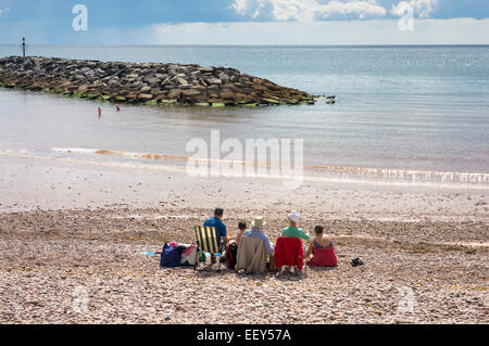 Les gens de transats sur la plage en vacances au bord de la mer uk resort de Sidmouth, l'est du Devon, England, UK Banque D'Images