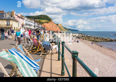 Chaise longue sur la promenade de Sidmouth, l'est du Devon, England, UK en été Banque D'Images