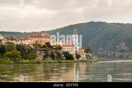 Ornate Church et les bâtiments sur les rives du Danube en Durnstein, Autriche Banque D'Images