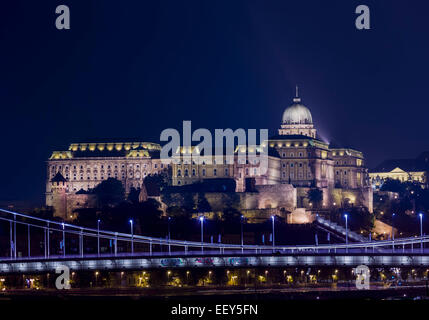 Château de Buda, Budapest, Hongrie la nuit Banque D'Images