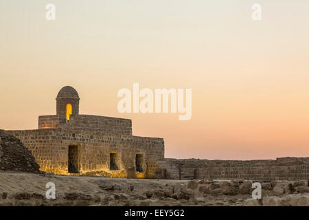 Coucher de soleil sur le Fort de Bahreïn près de Manama, Bahreïn, Seef au Moyen-Orient Banque D'Images