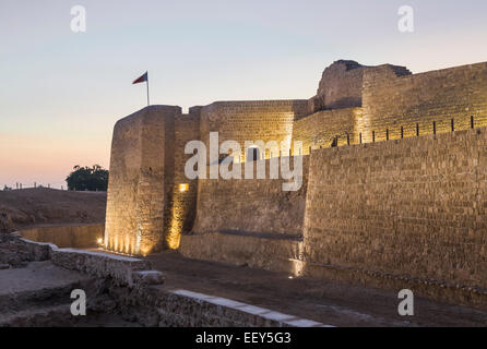 Coucher du soleil à Fort de Bahreïn près de Manama, Bahreïn à Seef Banque D'Images