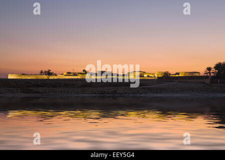 Coucher de soleil sur le Fort de Bahreïn près de Manama, Bahreïn à Seef Banque D'Images