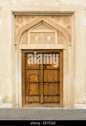 Détail de la porte en bois à cheikh Isa bin Ali House en Al Muharraq, Bahrain, Moyen-Orient Banque D'Images
