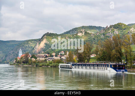 Croisière en bateau sur la rivière Tour du Danube s'approche de la vieille ville et l'église en Durnstein, Autriche Banque D'Images