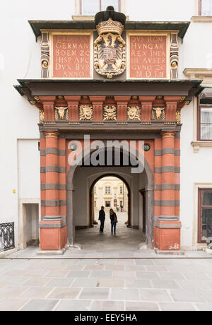 Vienne, Autriche - touristes visitant le palais de la Hofburg dans la vieille ville Banque D'Images