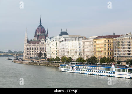 Budapest, Hongrie - Vue de l'édifice du parlement hongrois à Buda sur la rive de Danube Banque D'Images