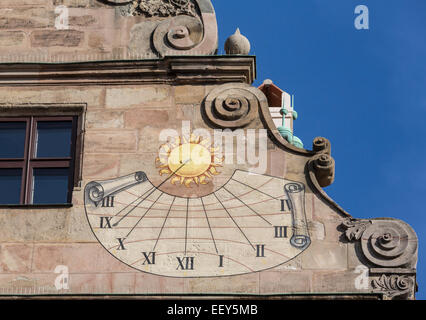 Ancien cadran solaire sur le côté de Stadtmuseum Fembohaus à Nuremberg, Allemagne Banque D'Images