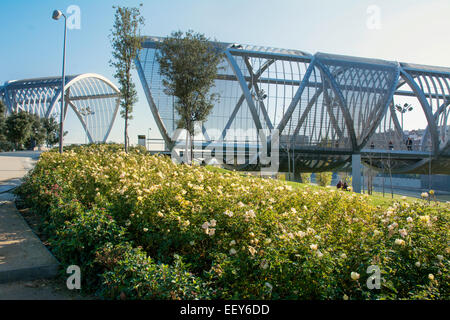 Pont Arganzuela à Madrid Rio Park, Madrid, Espagne. Conçu par Dominique Perrault, c'est 274 mètres de longueur et formé par t Banque D'Images