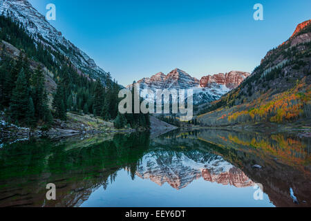 Maroon Bells Lever du Soleil avec les couleurs de l'automne Banque D'Images