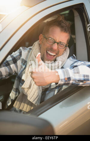 Portrait of smiling propriétaire de voiture Banque D'Images