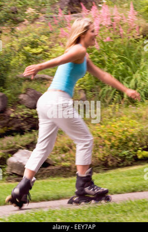 Roller femme dans un parc Banque D'Images