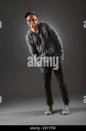 Portrait de l'homme dans des vêtements gris Banque D'Images