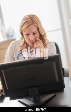 Femme médecin à l'aide d'ordinateur Banque D'Images