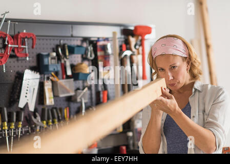 Female carpenter at work Banque D'Images