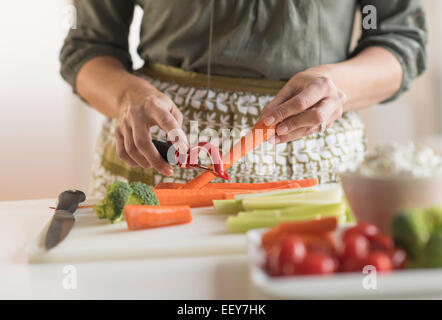 Comment préparer les légumes Femme Banque D'Images