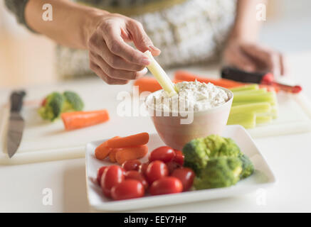 Comment préparer les légumes Femme Banque D'Images