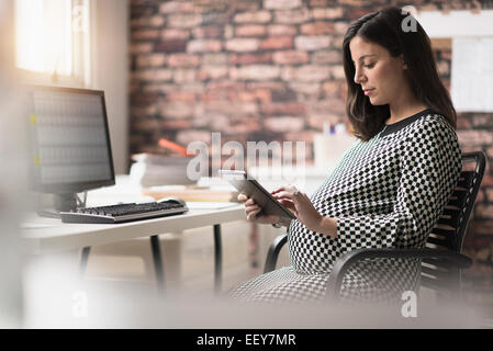 Pregnant woman working in office Banque D'Images