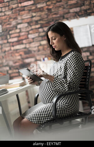 Pregnant woman working in office Banque D'Images