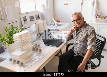 Portrait de l'architecte dans son bureau Banque D'Images