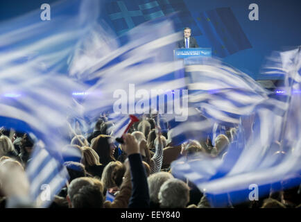 Athènes, Grèce. 23 janvier, 2015. Le Premier ministre grec Antonis Samaras s'adresse à la foule lors du dernier rassemblement pré-électoral de la nouvelle démocratie à Athènes, 23 janvier 2015. Le premier ministre Antonis Samaras partie n'a pas jusqu'ici à surmonter un manque dans les sondages d'opinion avec l'anti-sauvetage Syriza parti avant l'élection générale le 25 janvier. PHOTO : MICHAEL KAPPELER/apd/ Alamy Live News Banque D'Images