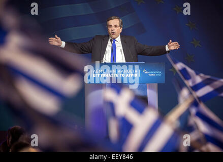 Athènes, Grèce. 23 janvier, 2015. Le Premier ministre grec Antonis Samaras s'adresse à la foule lors du dernier rassemblement pré-électoral de la nouvelle démocratie à Athènes, 23 janvier 2015. Le premier ministre Antonis Samaras partie n'a pas jusqu'ici à surmonter un manque dans les sondages d'opinion avec l'anti-sauvetage Syriza parti avant l'élection générale le 25 janvier. PHOTO : MICHAEL KAPPELER/apd/ Alamy Live News Banque D'Images