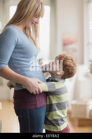 Boy (6-7) étreindre sa mère Banque D'Images