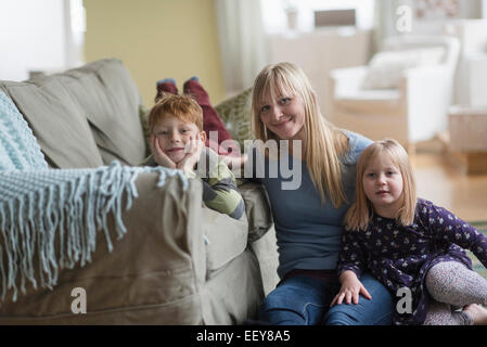 Portrait de mère heureuse avec des enfants (4-5, 6-7) Banque D'Images