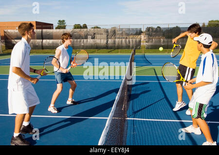 Groupe de joueurs de tennis, sur une cour Banque D'Images