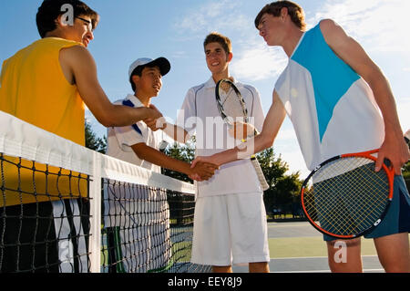 Les joueurs de tennis shaking hands Banque D'Images