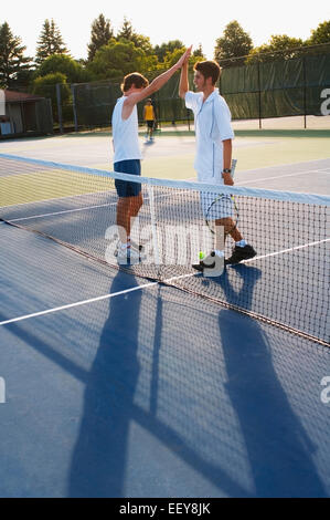 Les joueurs de tennis en double sur une cour Banque D'Images