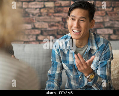 Smiling man talking to friend Banque D'Images