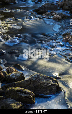 USA, Ohio, Kent, Kent Falls State Park, un ruisseau en hiver Banque D'Images