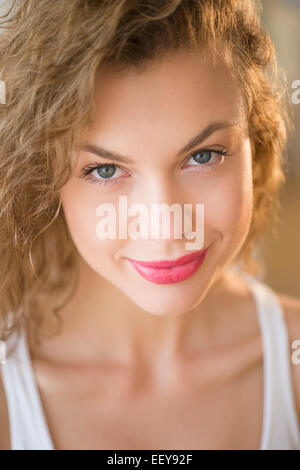 Portrait of attractive young woman Banque D'Images