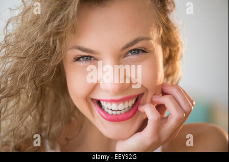 Portrait of attractive young woman laughing Banque D'Images