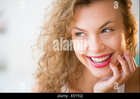 Portrait of attractive young woman laughing Banque D'Images