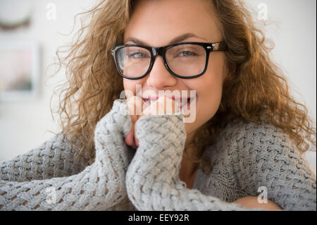 Portrait of young blonde woman wearing glasses Banque D'Images