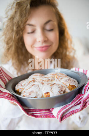 Young woman holding fresh cannelle Banque D'Images