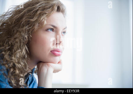 Portrait of attractive young woman Banque D'Images