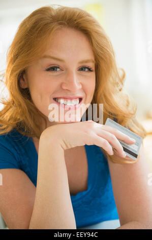 Portrait of woman holding credit card Banque D'Images