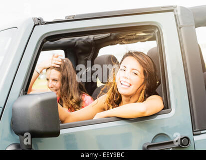Portrait d'amies (14-15) lors de voyage en voiture Banque D'Images