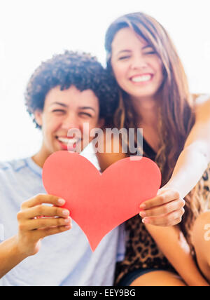 Portrait of young couple with paper heart Banque D'Images