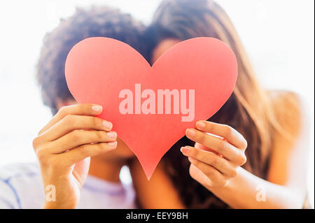 Portrait of young couple with paper heart Banque D'Images