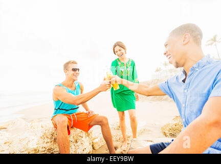 USA, Floride, Jupiter, les jeunes boivent de la bière sur la plage Banque D'Images